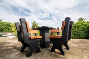 eine Skulptur von zwei Stühlen in einem Park in der Unterkunft VILLA RAY WHITE Unawatuna in Unawatuna