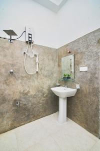 ein Badezimmer mit Waschbecken und Dusche in der Unterkunft VILLA RAY WHITE Unawatuna in Unawatuna