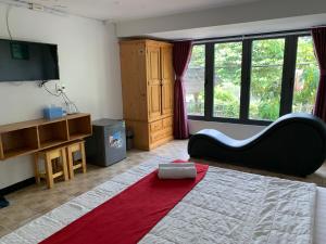 Schlafzimmer mit einem Bett und einem Flachbild-TV in der Unterkunft Bờ Sông Hotel in Ho-Chi-Minh-Stadt