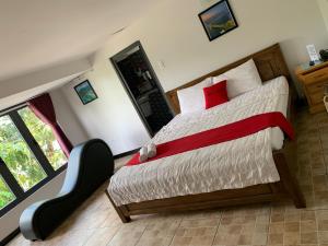 1 dormitorio con 1 cama grande con almohadas rojas en Bờ Sông Hotel, en Ho Chi Minh
