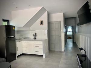 TV a/nebo společenská místnost v ubytování Island House Rentals 26