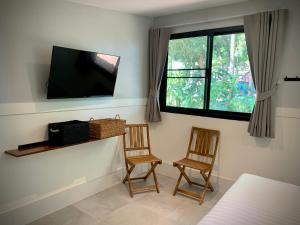 TV a/nebo společenská místnost v ubytování Island House Rentals 26