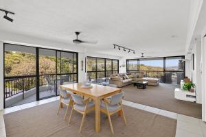 ein Wohnzimmer mit einem Holztisch und Stühlen in der Unterkunft Gemini Court Holiday Apartments in Gold Coast