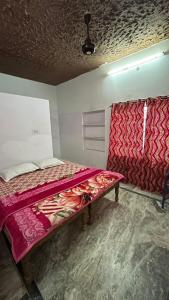 Postel nebo postele na pokoji v ubytování Radhika Palace Hotel + 37 fotografií
