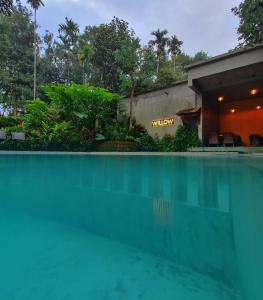 ein Pool vor einem Hotel in der Unterkunft Willow Resorts in Ambalavayal