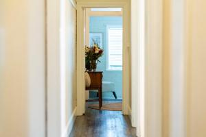 un corridoio con tavolo e vaso di fiori di The Edward Townhouse 155 - Steps to Town a Orange
