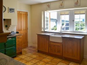 Кухня или кухненски бокс в Sluice Keepers Cottage