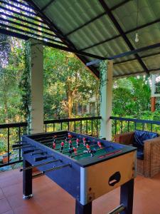 Biliár nebo kulečník v ubytování Willow Resorts Wayanad
