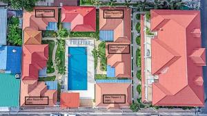 una vista sul tetto di una casa con tetti rossi di 15BR-30PAX,300m-Beach & 8mins Walking Street for Families & Group Retreat a Pattaya Sud