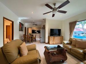 un soggiorno con un divano e un ventilatore a soffitto di 15BR-30PAX,300m-Beach & 8mins Walking Street for Families & Group Retreat a Pattaya Sud