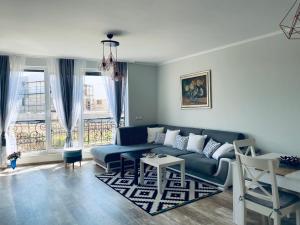 sala de estar con sofá azul y mesa en Apartments in Complex Sunny Island Deluxe en Chernomorets