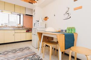 大阪市にあるLIBERTY PALACE Apartment3のキッチン(テーブル、椅子、電子レンジ付)