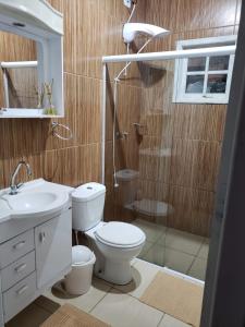une salle de bain avec toilettes, douche et lavabo dans l'établissement Casa Grande da Montanha - Sítio Pasangas, à Santo Antônio do Pinhal