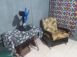 Zimmer mit einem Tisch, einem Stuhl und einer Lampe in der Unterkunft EL CALEUCHE in Rio das Ostras