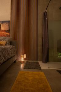 een slaapkamer met een bed, een lamp en een tapijt bij Garden Suite in city center in Antwerpen
