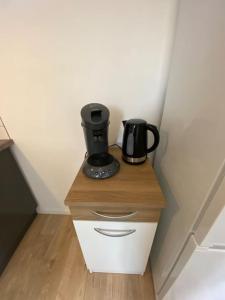 a table with two coffee pots on top of it at * L'appartement centre de Provins * ZEN LOC 4 in Provins