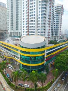 un edificio en una ciudad con palmeras y edificios en Fives Hotel DNP en Johor Bahru
