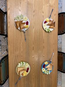 琉球茶室 現代館 في شياوليوكيو: طاولة خشبية عليها صحون طعام
