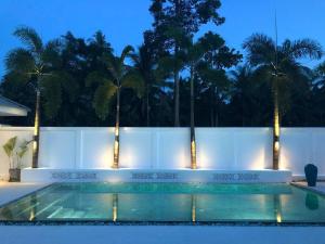 Bazén v ubytování Exceptional secluded villa near the beach nebo v jeho okolí