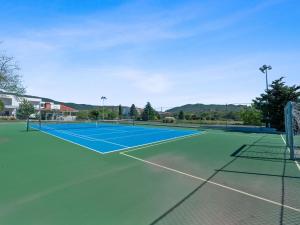 Tenis a/nebo squash v ubytování Holiday Home in Neoric with Sauna nebo okolí