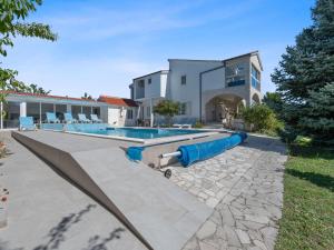 Bazén v ubytování Holiday Home in Neoric with Sauna nebo v jeho okolí