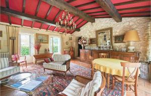 Saint-Vivien-de-MédocにあるAwesome Home In Saint-vivien-de-medoc With 4 Bedrooms, Private Swimming Pool And Outdoor Swimming Poolの広いリビングルーム(テーブル、椅子付)