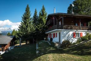 Casa con balcón en la cima de una colina en Chalet Sunnuterrasse en Rosswald