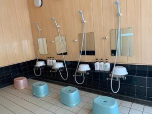 ein Badezimmer mit 3 Waschbecken und 4 WCs in der Unterkunft oyado nanahoshi - Vacation STAY 59285v in Hokuto