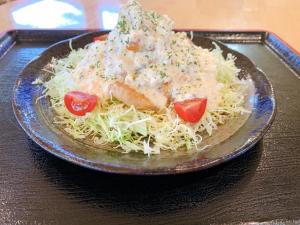 talerz makaronu z mięsem i warzywami na stole w obiekcie oyado nanahoshi - Vacation STAY 59285v w mieście Hokuto