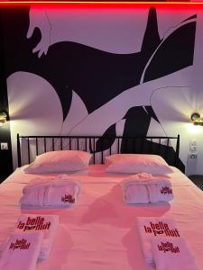 Łóżko lub łóżka w pokoju w obiekcie La Belle Nuit suite Nuit Étoilée