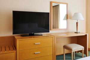 Televizors / izklaižu centrs naktsmītnē Hotel Hyundai by Lahan Mokpo