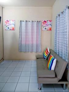ein Wohnzimmer mit einem Sofa und einem Fenster in der Unterkunft Jasper House en Ciudad Real Santa Ana in Santa Ana
