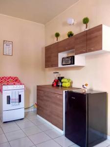 una cocina con nevera negra y una casa para perros en Jasper House en Ciudad Real Santa Ana, en Santa Ana