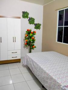a bedroom with a bed and a plant with red flowers at Jasper House en Ciudad Real Santa Ana in Santa Ana