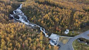 Vue aérienne d'une rivière dans une forêt dans l'établissement Storfossen Hostel, à Gratangen