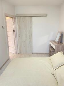 1 dormitorio con 1 cama y puerta corredera en Central apartment, en Vilna