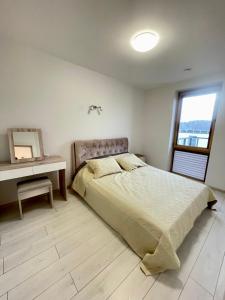 1 dormitorio con cama, escritorio y ventana en Central apartment, en Vilna