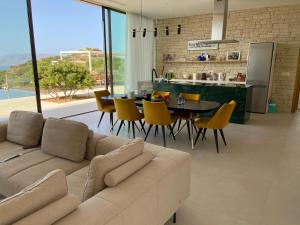 Posezení v ubytování Ellas Residence fantastic pool heated