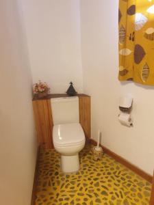 baño con aseo blanco en una habitación en villa nosy détente, en Nosy Be