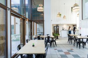 En restaurant eller et andet spisested på Garden & City Lyon - Marcy