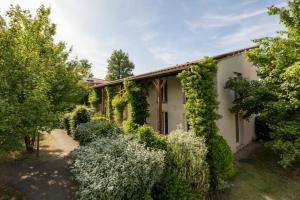 une maison avec du lierre sur son côté dans l'établissement Garden & City Lyon - Marcy, à Marcy-lʼÉtoile