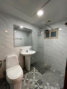 een badkamer met een toilet en een wastafel bij Ssangma Motel in Busan