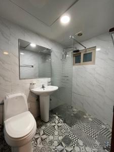 een badkamer met een toilet en een wastafel bij Ssangma Motel in Busan