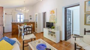 Casa Fuentezuelas Sayalonga by Ruralidays في Sayalonga: غرفة معيشة مع أريكة وطاولة