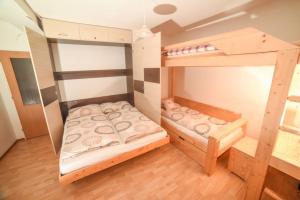 Postel nebo postele na pokoji v ubytování Apartmán Adam Deštné v Orlických horách