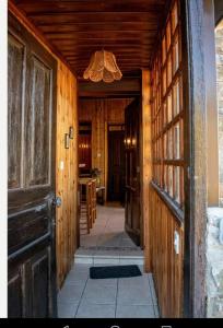 - un couloir d'une maison avec une porte en bois dans l'établissement Σπίτι με θέα, à Alona