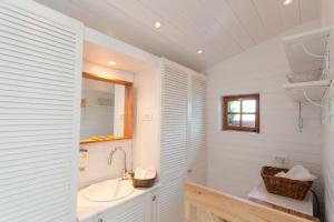 Kúpeľňa v ubytovaní PAVI APARTMENTS Life Style House with private pool