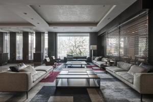 sala de estar con sofás y ventana grande en Taipung Suites en Anping