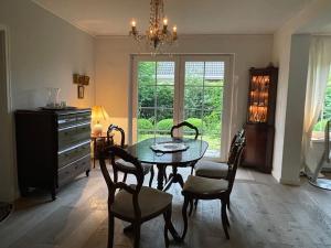 a dining room with a table and chairs and a window at Strandweg-Huus Schobüll in Halebüll