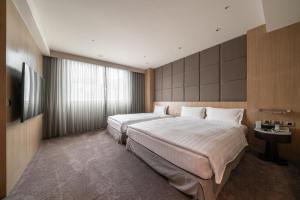 安平的住宿－臺邦商旅，酒店客房设有两张床和电视。
